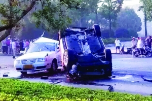 疯狂奥迪大清早飙车,撞上驾校教练车被甩出天窗夹死