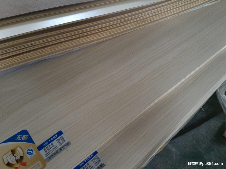 水性科天免漆板与其它品牌的表面对比