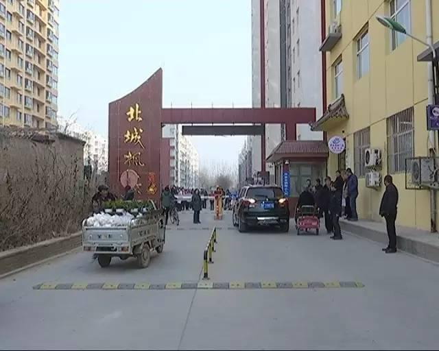 为何开发商和物业这么牛?小区业主都不让进门